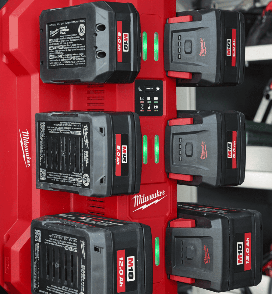 M18 ™ CHARGEUR RAPIDE MOBILE 6 BAIES PACKOUT™ – Image 2